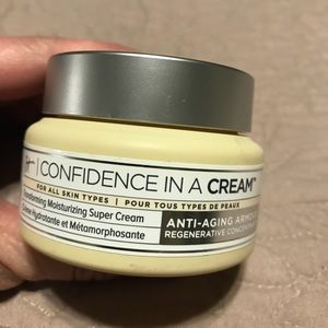 It cosmetics confidence in a cream